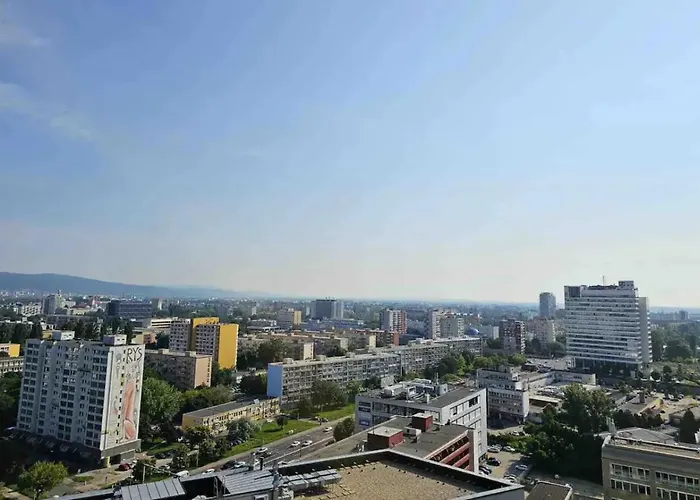 アパート Amazing View-18th Floor-2 Bedrooms Flat - Free Parking ブラチスラヴァ